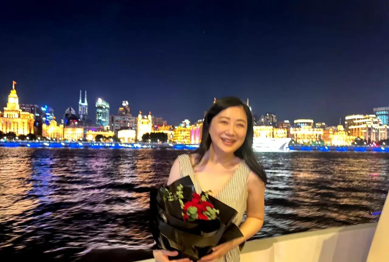 今天七夕节，深受上海观众喜爱的东方卫视《老娘舅》节目主持人杨蕾在外滩手捧红玫瑰留