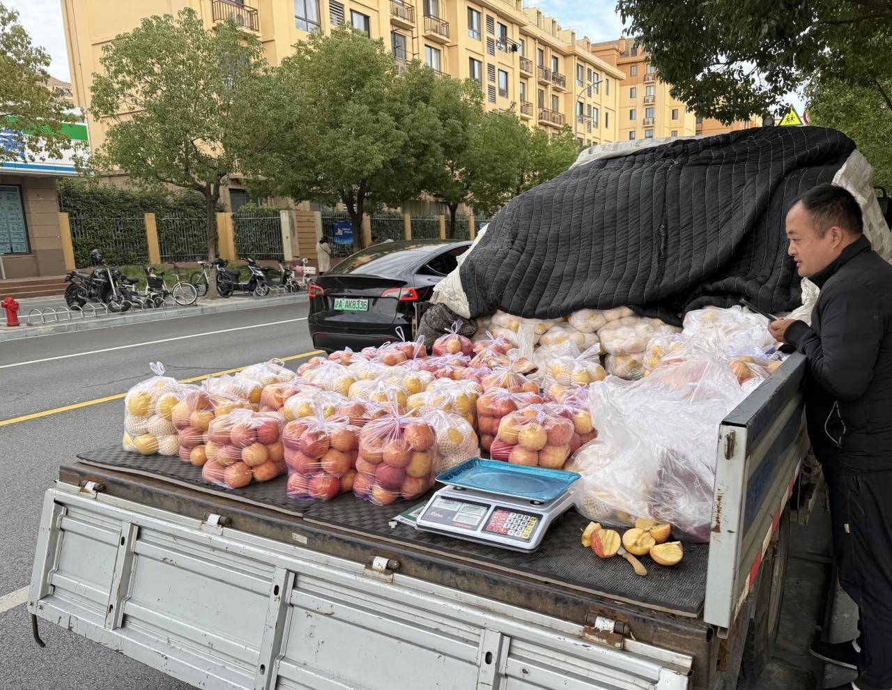 大家发现没路边越来越多的大卡车卖水果[思考]阿克苏苹果，赣南脐橙，菠萝蜜..