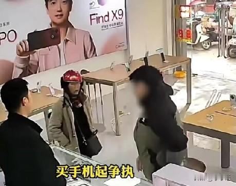 11月25日，河南一母亲带儿子来买手机，一言不合后，儿子愤怒的从兜里掏出手机，狠
