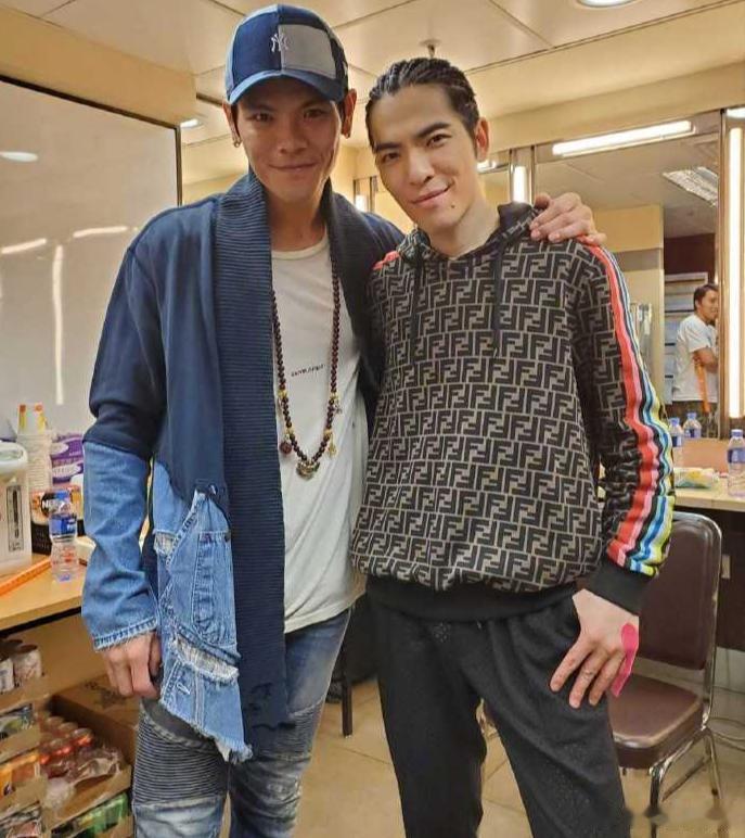 向佐被路人认出说自己是萧敬腾向佐出门逛街被路人认出来，他直接顺坡下驴开玩笑说自己