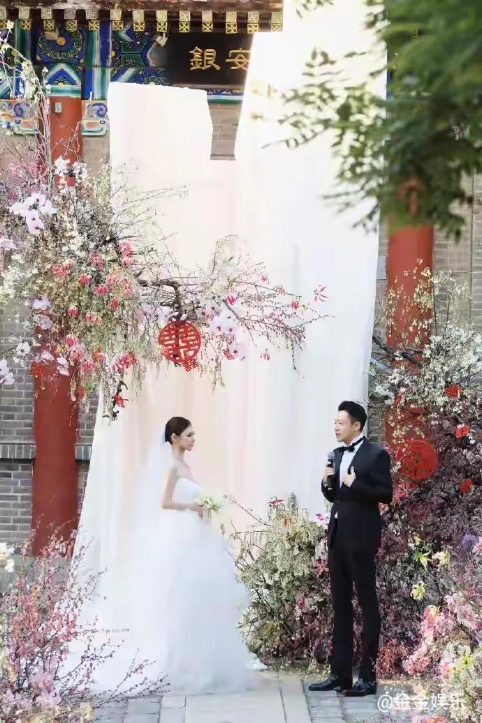 近日，汪小菲与马筱梅的婚礼现场照流出，宛如一幅幅甜蜜画卷，瞬间甜翻众人。照片里，