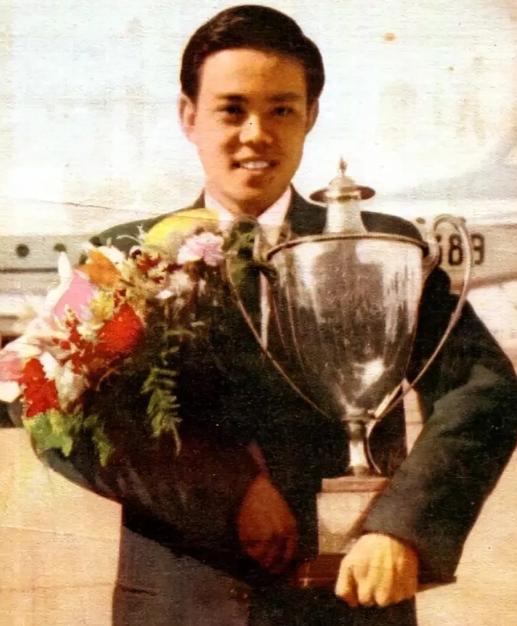 1968年，中国第一个世界冠军容国团，在一棵树上上吊死后被人发现，而在他的衣服口