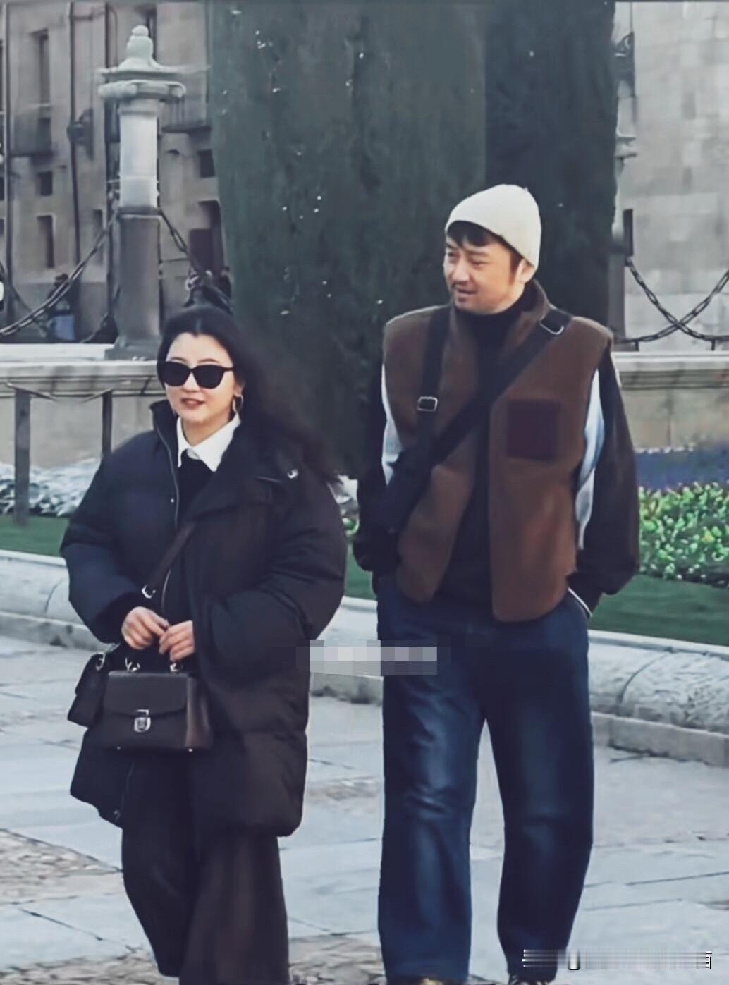 没想到平时看着憨厚老实的雷佳音还有这么浪漫的一面，他领着老婆一起出国游玩，画面温