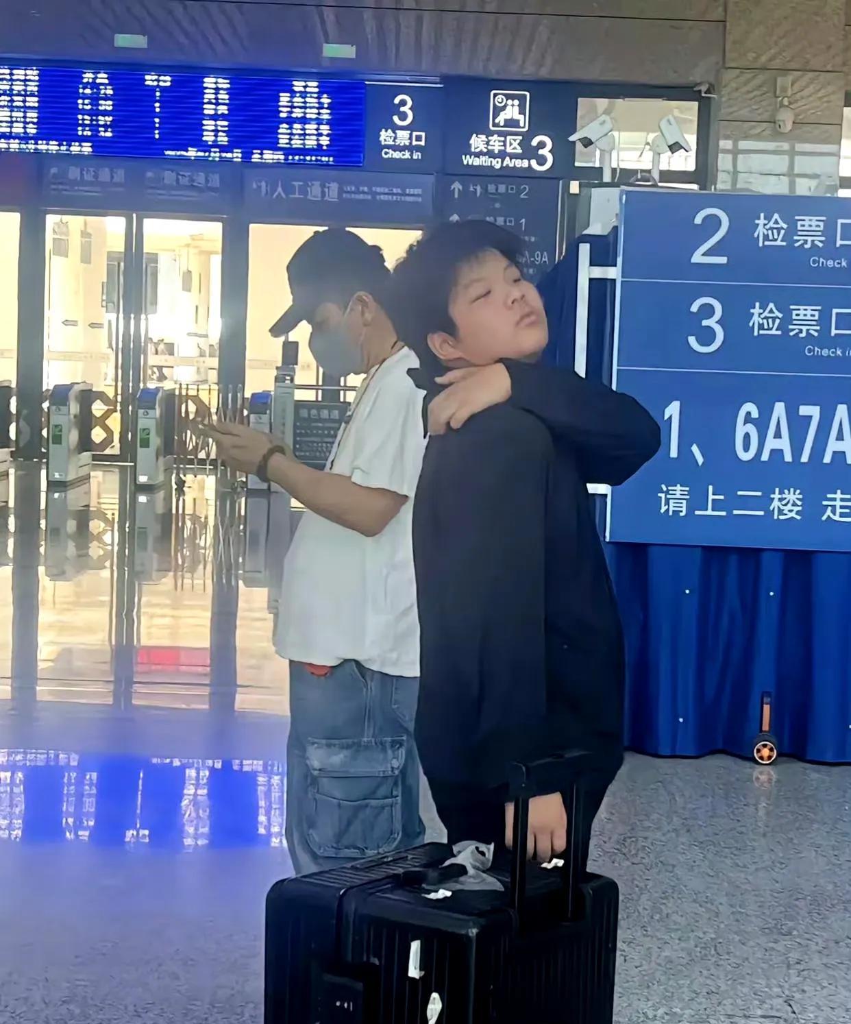 杨子和安迪被网友偶遇，话说，这孩子随谁啊？