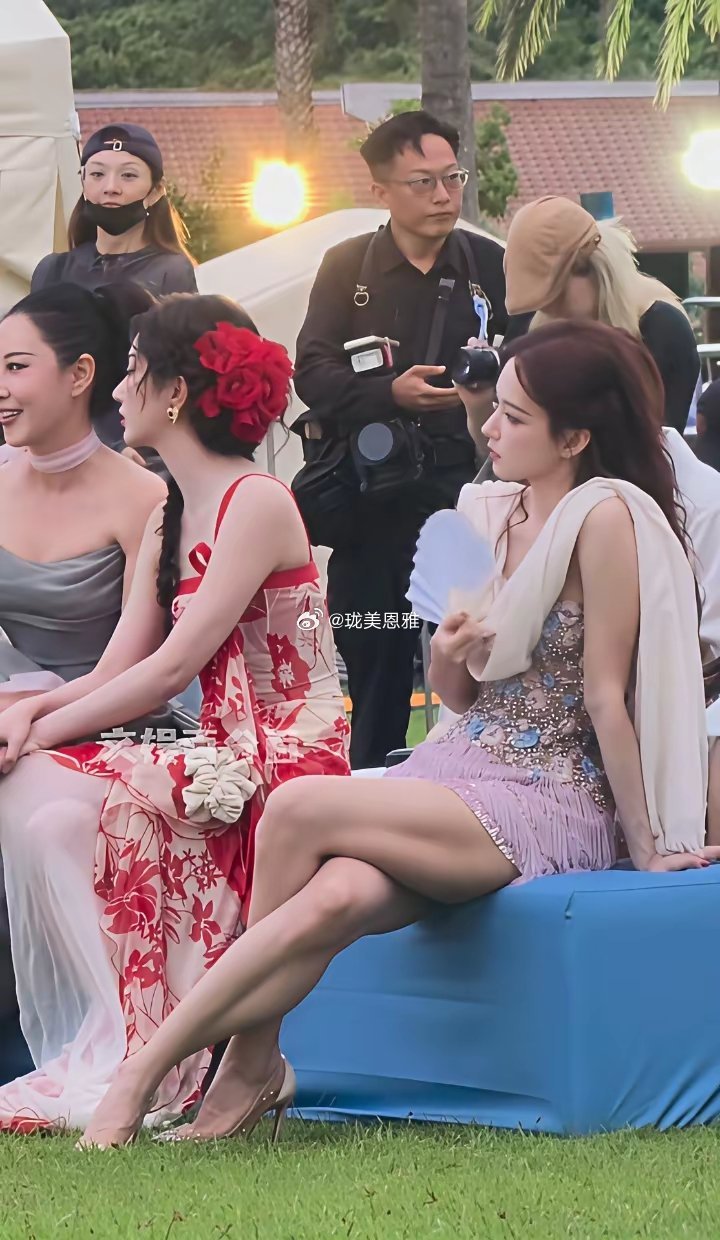 程潇坐姿好随意
