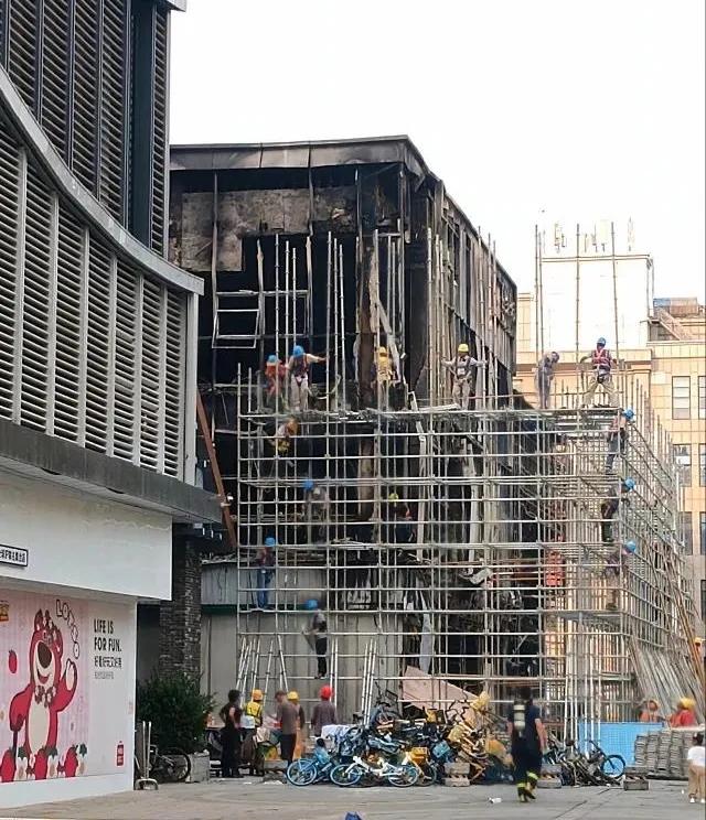 这效率也太快了吧，济南泉城路火灾，温度还没下去呢，铁架就搭上了，修复工作马上开展