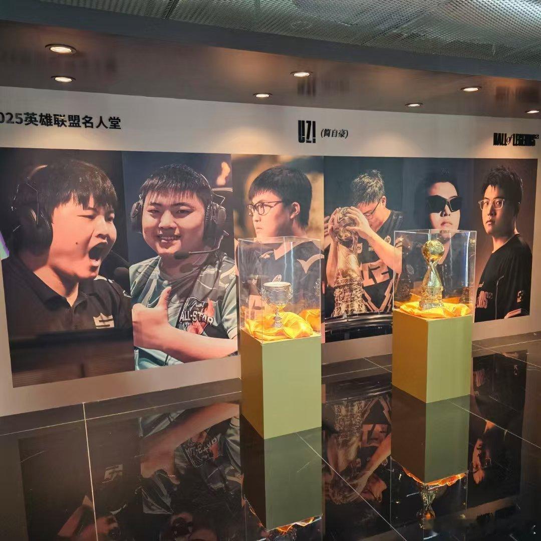 本台记者喻文波为您报道，下个月6号还有一个Uzi名人堂的发布会，拿到邀请函了到时