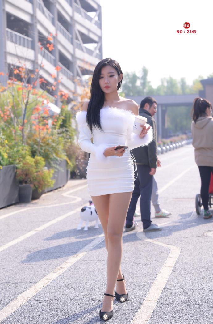 一字肩连衣裙搭配肉丝高跟简直无敌时尚街拍共享街拍