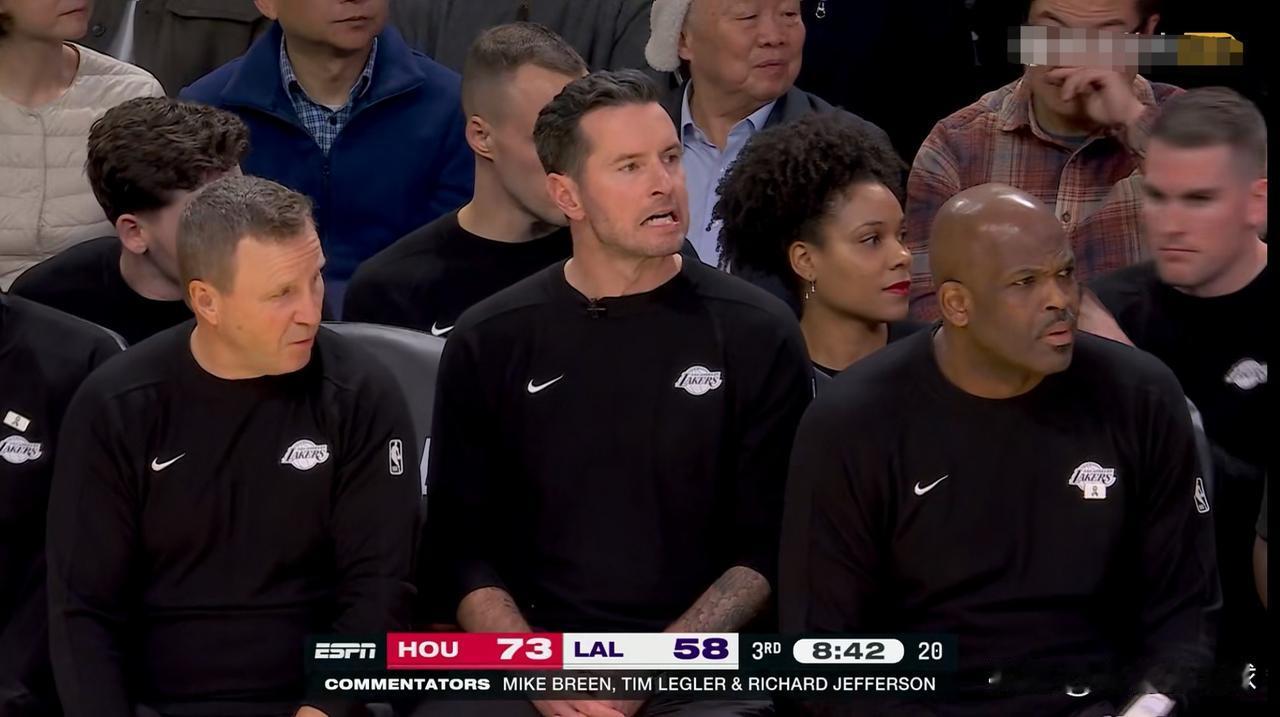 湖人主帅雷迪克又发飙了！在今天湖人主场以96：119惨败于火箭的赛后采访中，雷迪