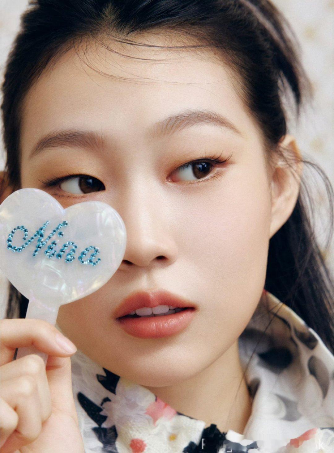 沈佳润举了nina的小镜子，妹妹的穿搭高级感，时尚感拉满了！