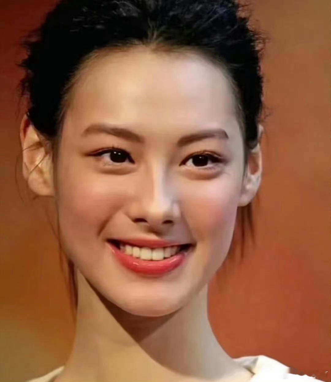 梁洛施骨相绝杀打破当下主流的幼态审美，棱角分明的骨相美感，越品味越能感受到惊艳