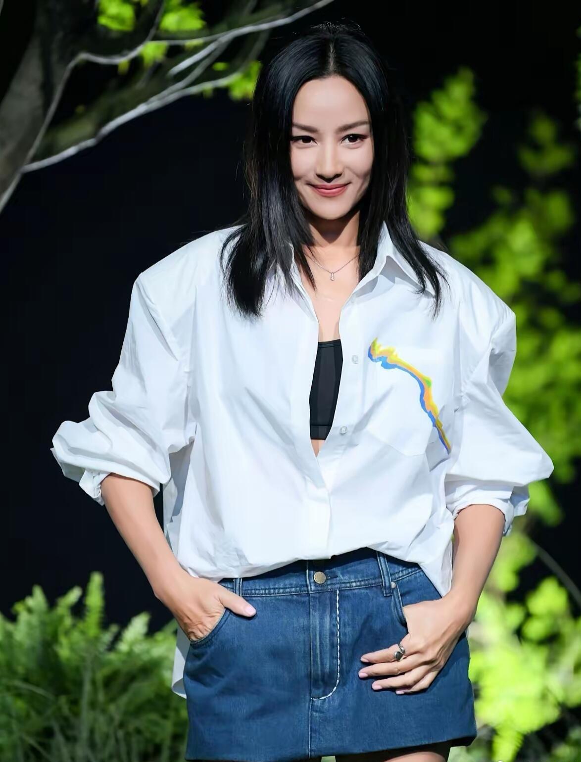 瞿颖承认现在很幸福！去年4月她在李静播客亲口承认：很享受婚姻老公是机长，带两