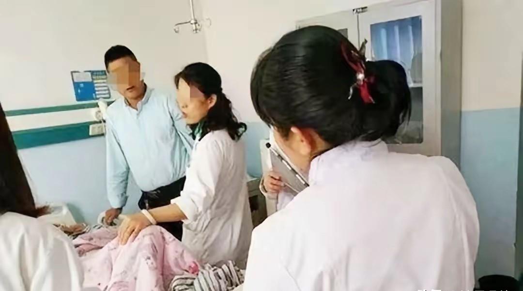 湖北，一女子怀孕8多个月去医院产检。她跟医生抱怨道：“宝宝踢我肚子可带劲了！