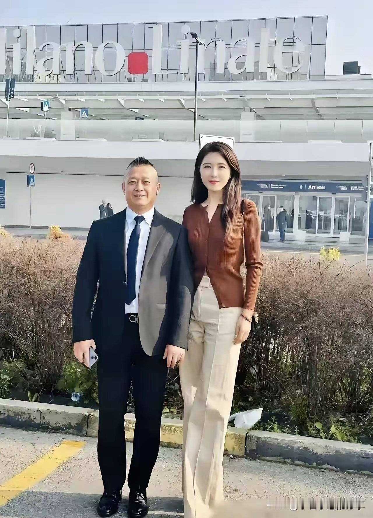 这么好的身材，体态轻盈，一点也不像五十岁的女人，比梅婷有气质，比袁泉漂亮，为什么
