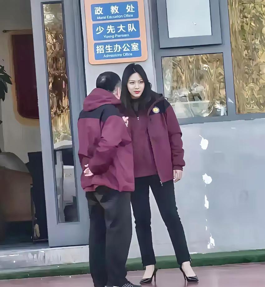 做老师也不容易，学校领导和女老师谈话，女老师明显表现不耐烦啊眼睛、嘴巴都往左撇
