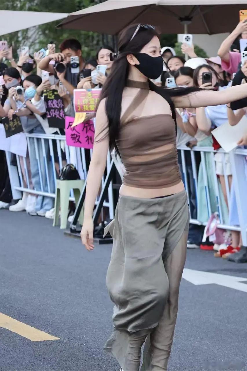 虞书欣脸都挡上了你们还不放过她