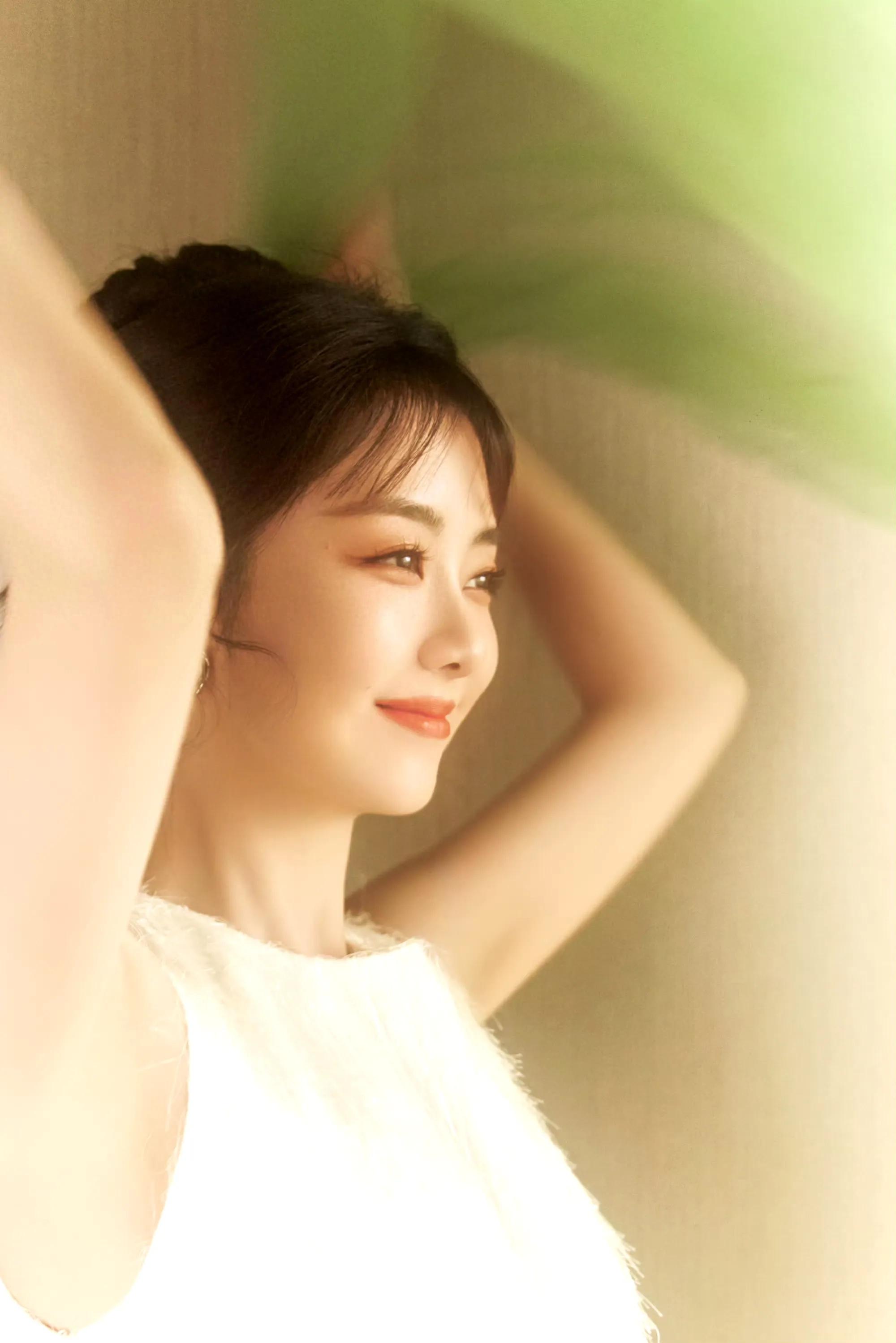 谭松韵白羽流苏缎面裙造型：清纯姣美！