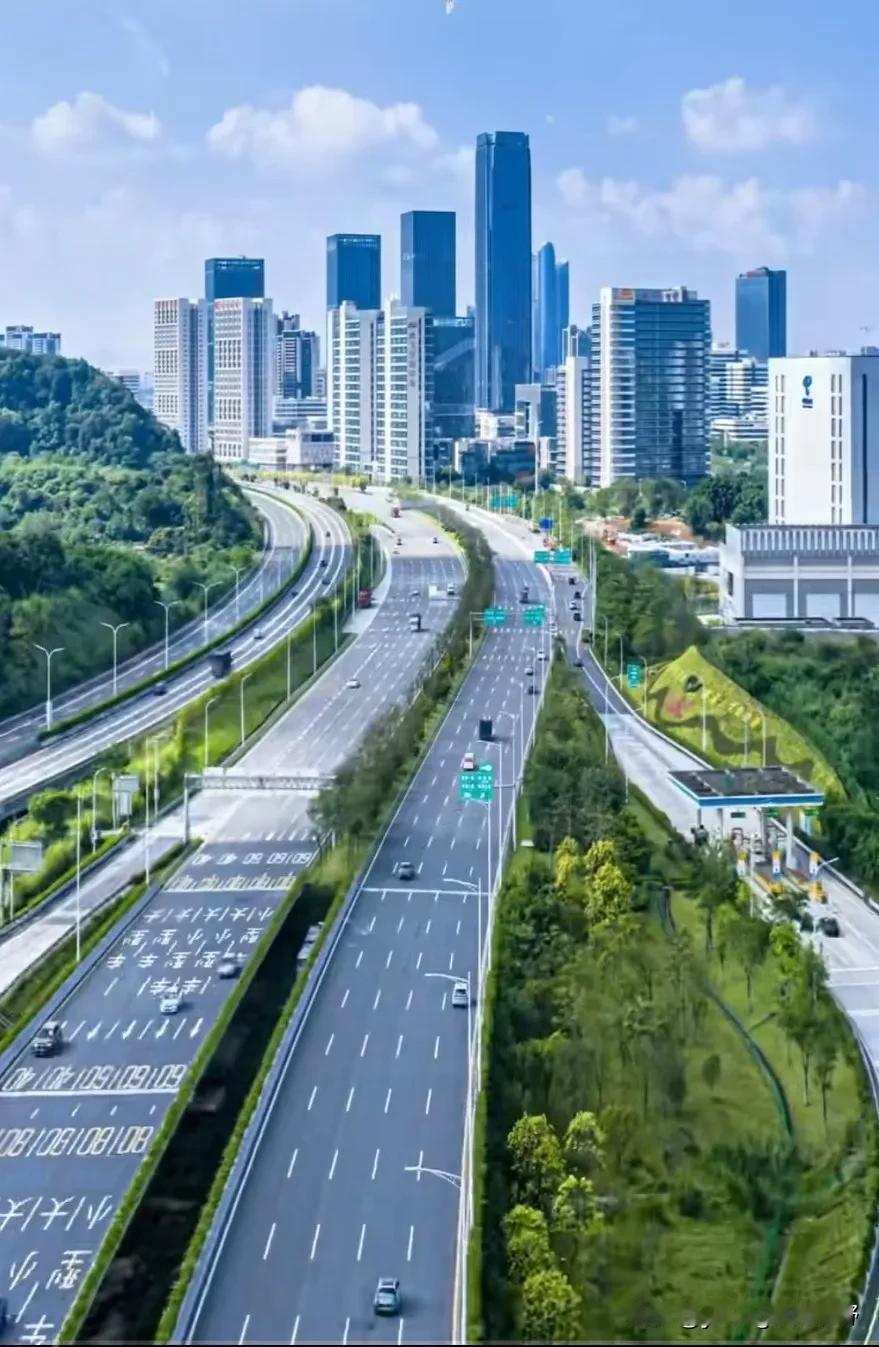 广州知识城，位于广州黄埔区与白云区交界的位置。12年前这边还是一片原始的山地，随