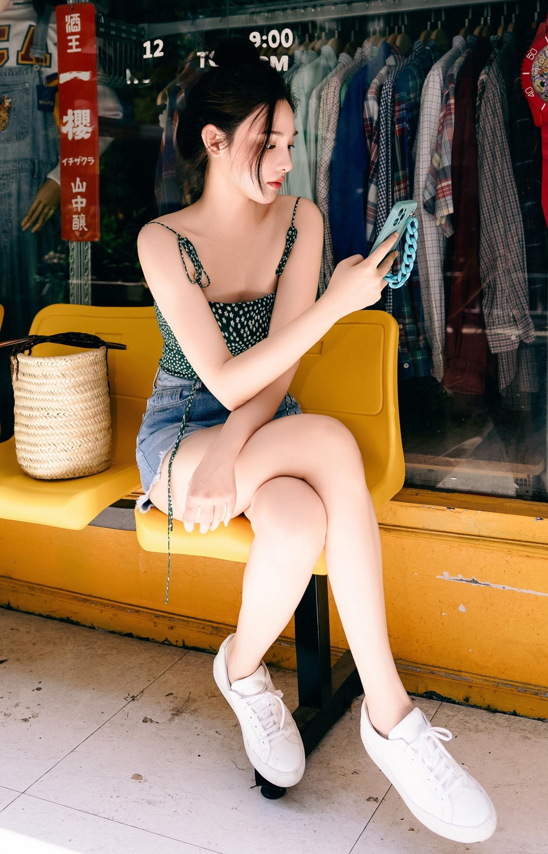 彭小苒日常穿搭分享，波点吊带牛仔，这大长腿就是让人羡慕啊​​​