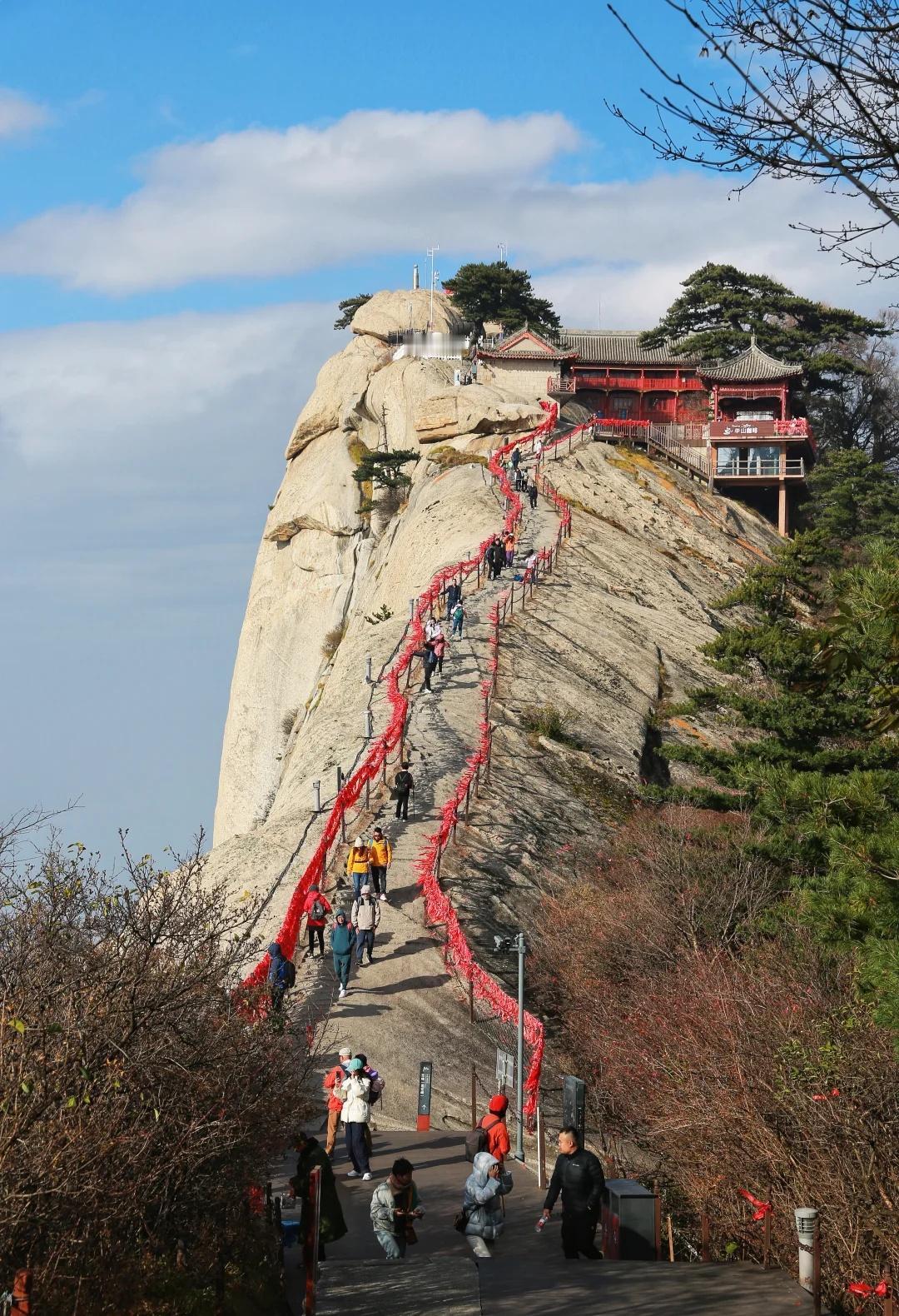 华山秋色🍁途经华山脚下7、8次，11月5日终于达成登顶华山的目标，小小华山，