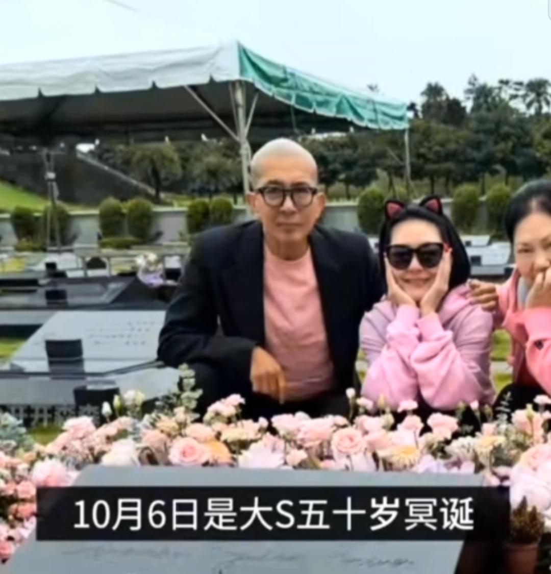 昨天是大S五十岁冥诞，S妈黄春梅和小S准备了粉色蛋糕和粉色鲜花，前往大S墓地金宝
