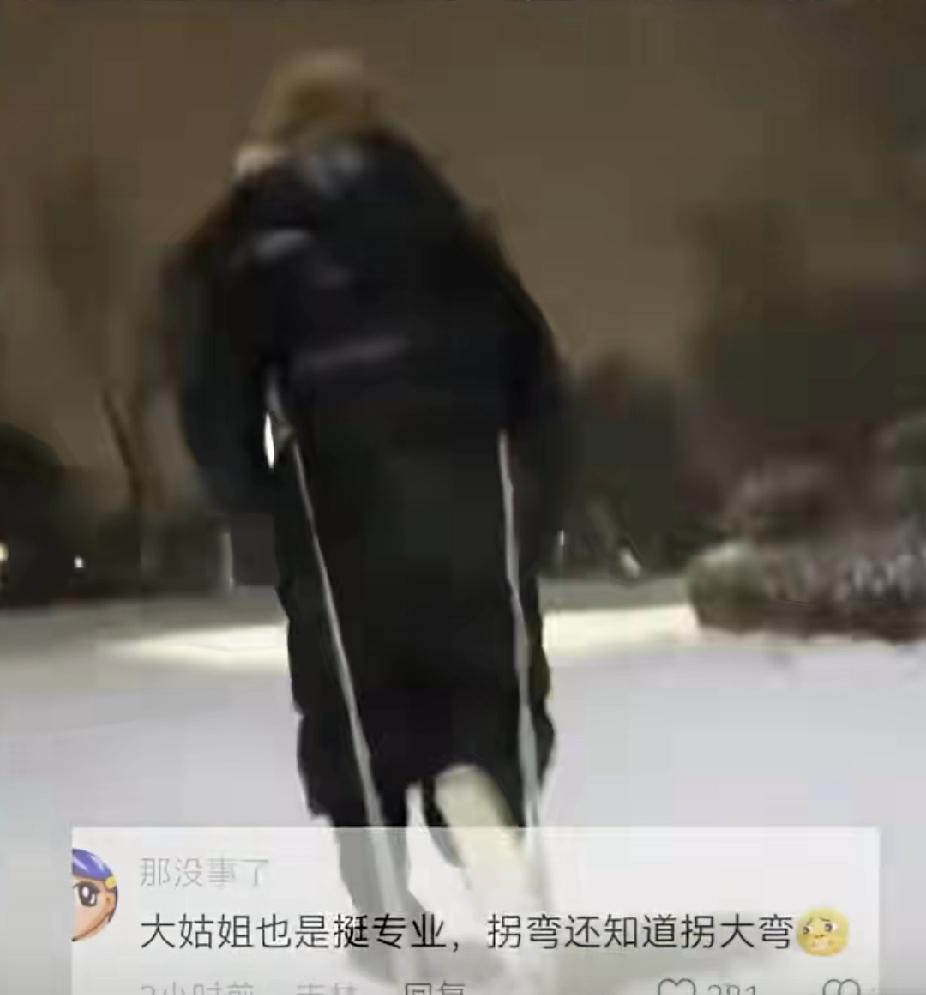 太猛了！弟媳临产恰逢下雪，大姑姐用绳子拖着弟媳上演雪地飞奔！网友：“雪地跑这么快