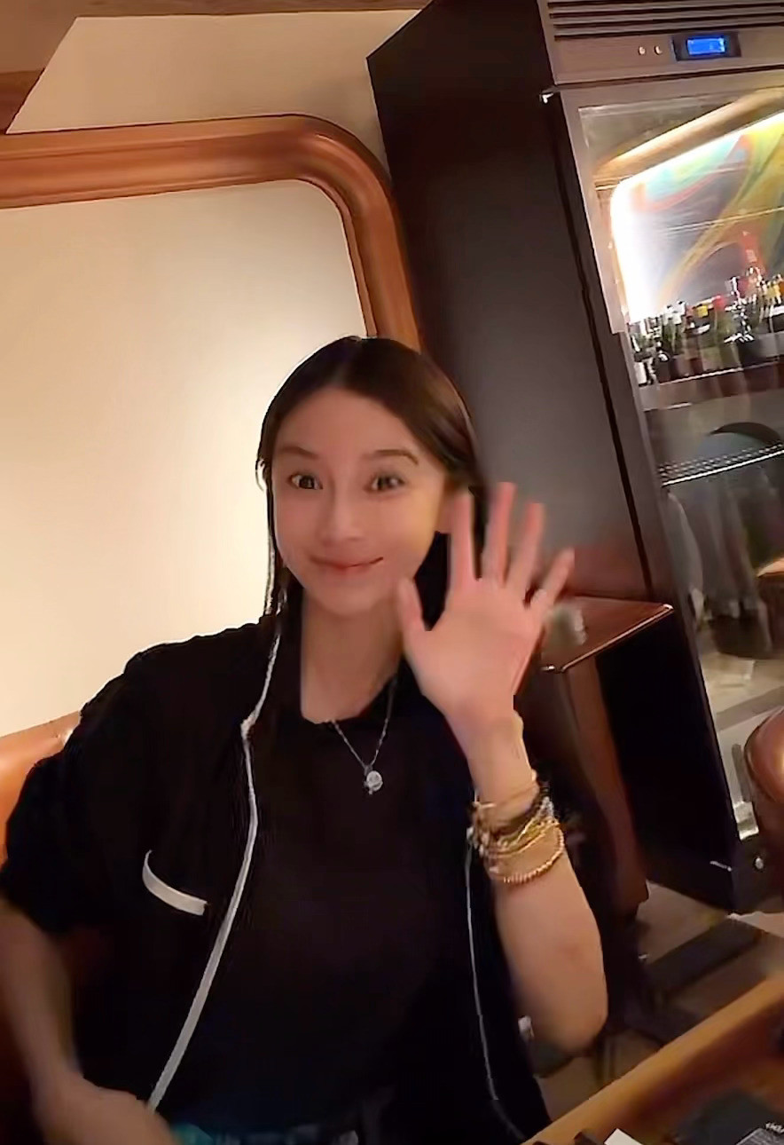 angelababy杨颖宝子素颜超级美丽！！差一点就收到飞吻啦哈哈在线等