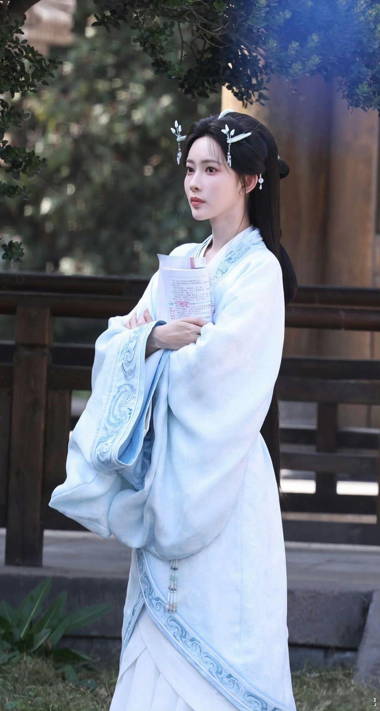 孟子义沈妙路透一眼心动！孟子义《将门独后》蓝色古装路透温柔大气，灵动神态自带美