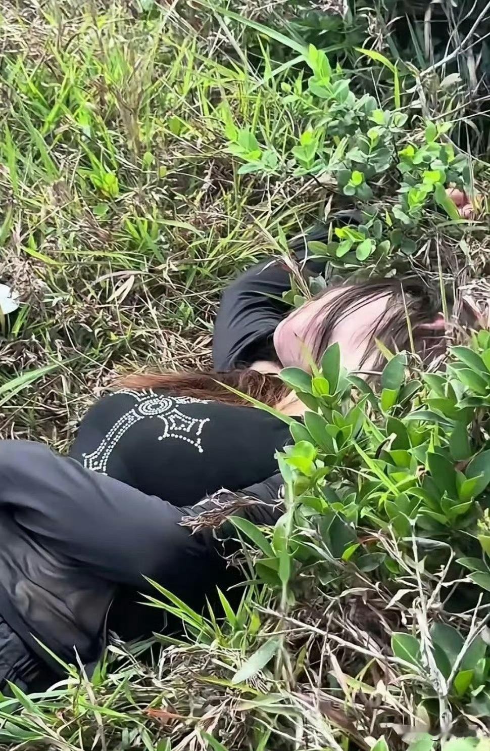 我说她是在野外拍写真，你信吗？