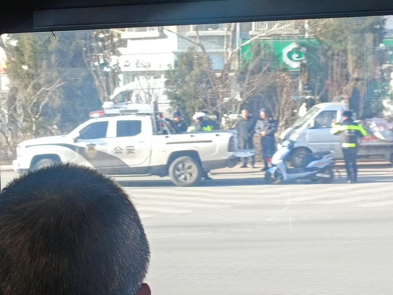 前几天从公交车上看见这么一幕，应该是在查扣没有挂牌照的电动自行车，自从电动自行车