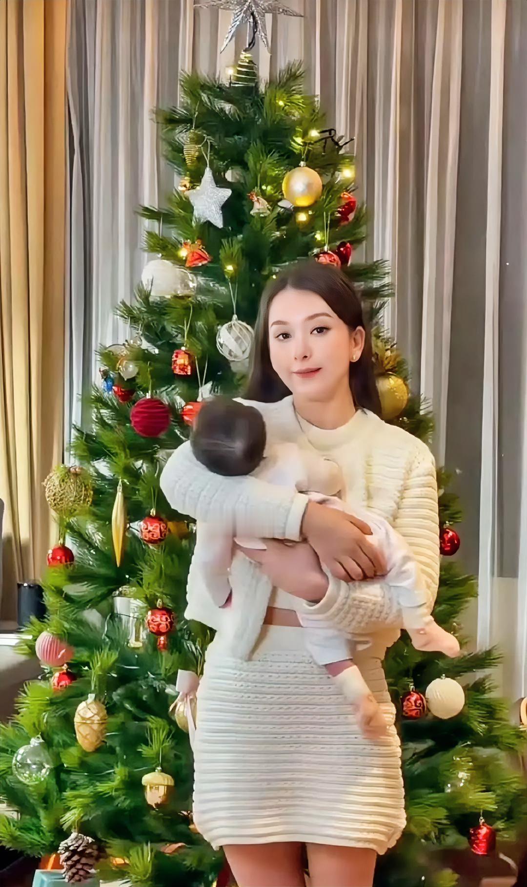 你们发现了吗，明星生完孩子，没一个胖的！方媛坐完月子出来了，抱着三胎女儿