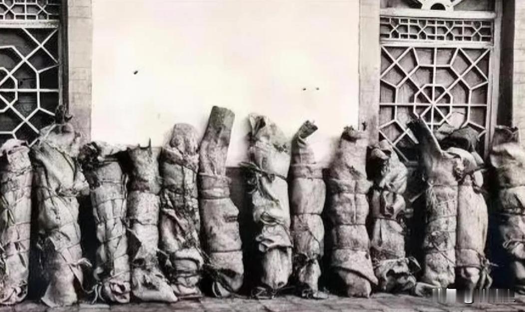 1937年，红军师团级干部惨遭马家军害后，被捆绑起来，整齐排放在墙边。马匪正准备