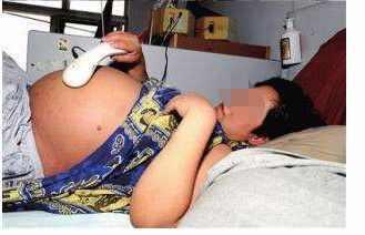 42岁婆婆逼着生二胎, 孩子出生后, 婆婆把亲孙子送人