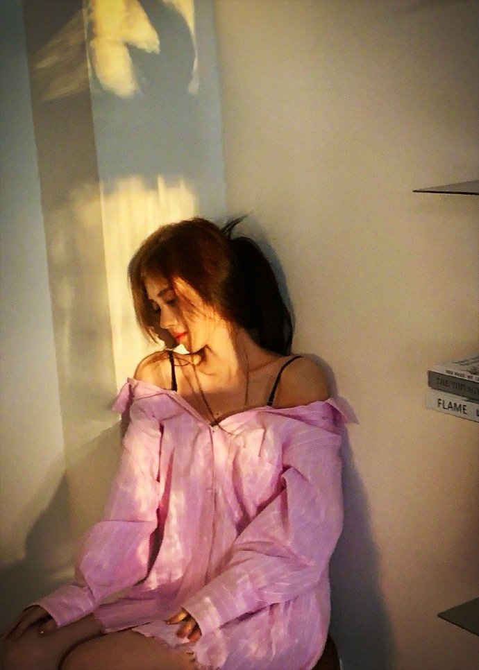 一缕浅粉轻裹身姿，鞠婧祎如春日初绽的樱花。衬衫领口微敞，衬得锁骨线条清雅，袖口