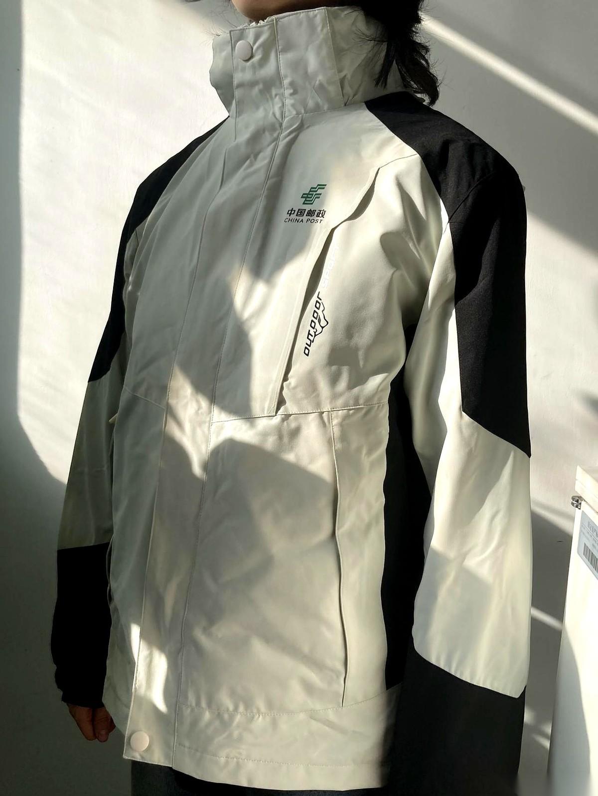 刷到这条，我第一反应是：中国邮政的冲锋衣？是不是我想的那个绿？穿上是不是就能在