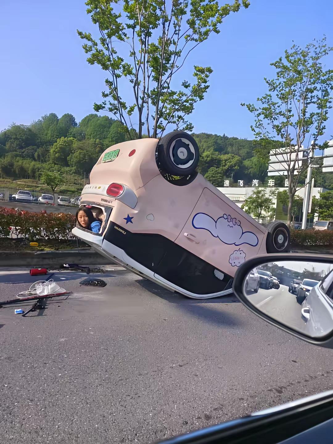 哈哈，路上遇见一场车祸，怎么看都有点喜感哇。我都好奇，这位女士怎么开的车？车祸