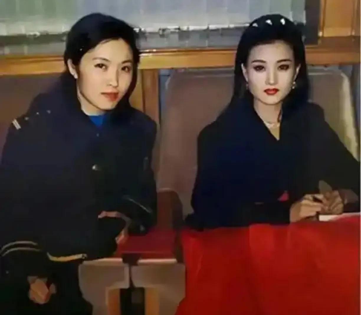 这个右边的大美女是谁？这么白的皮肤，这么黑的头发，化上精致的妆，直接赛过天仙了，