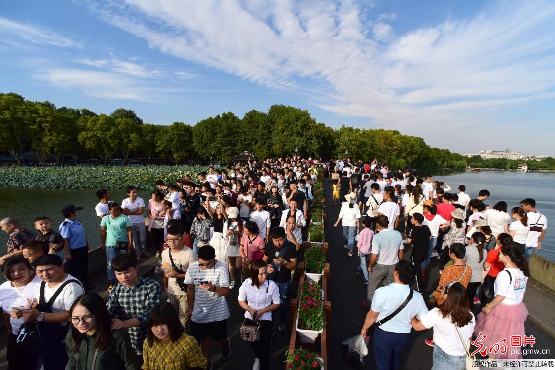 2018年10月1日,杭州西湖景区人山人海.(李晓卫摄/光明图片)