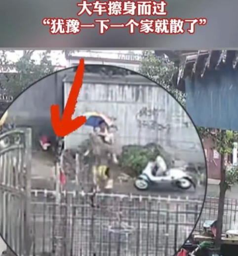 河南这女子感动全网！小男孩在马路上跑，被喇叭吓懵了愣在原地！大货车正疾驰而来！情