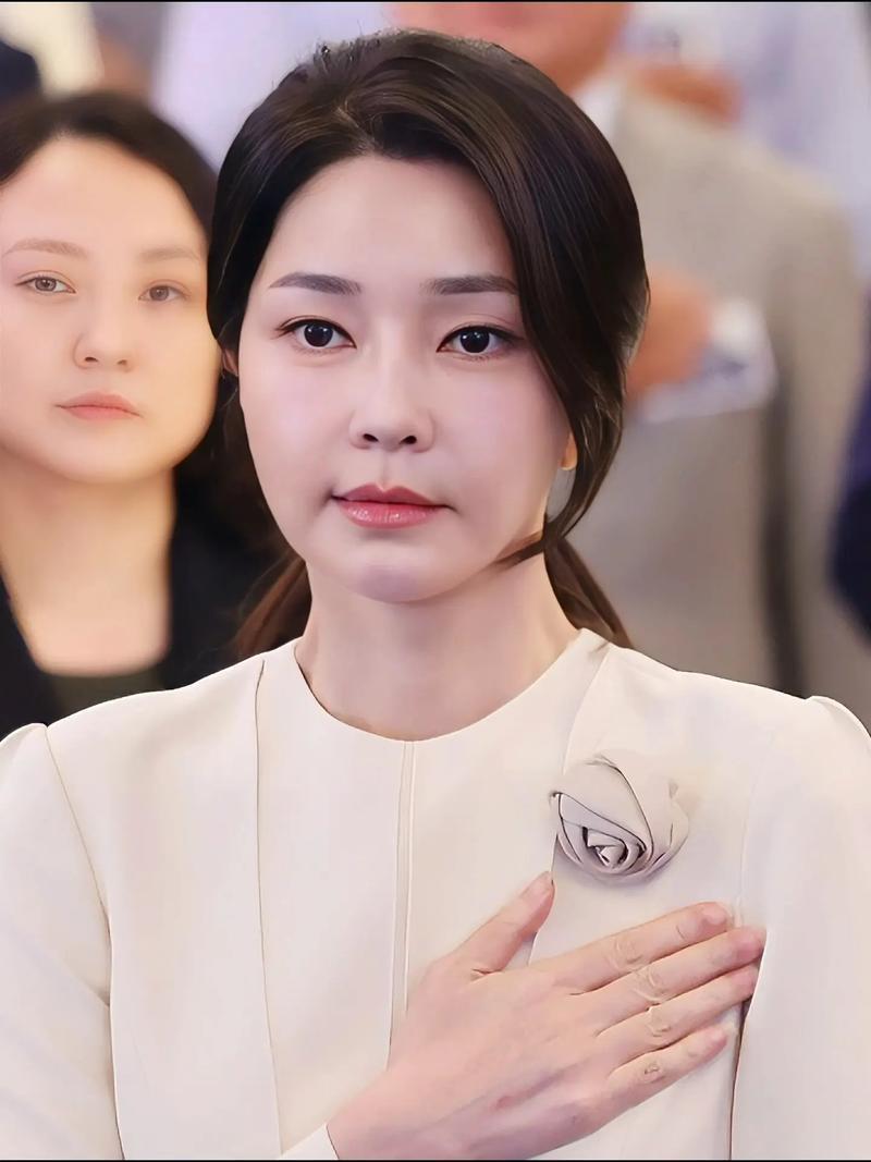 韩国前第一夫人判4年！从名牌包到股价操纵，她把总统光环玩成了囚服4月