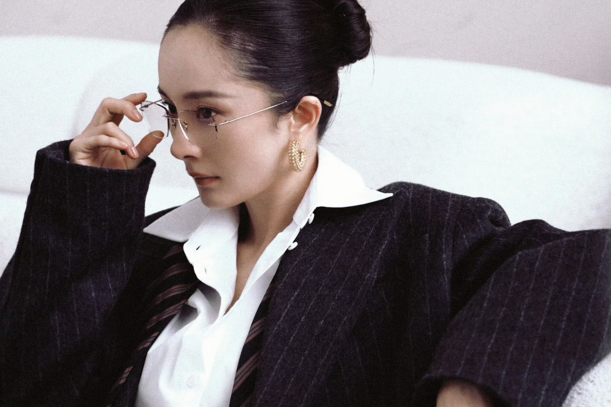 杨幂眼镜杀白衬衫黑西装一搭，清冷又干练的气场直接拉满！这“斯文败类”既视感，A