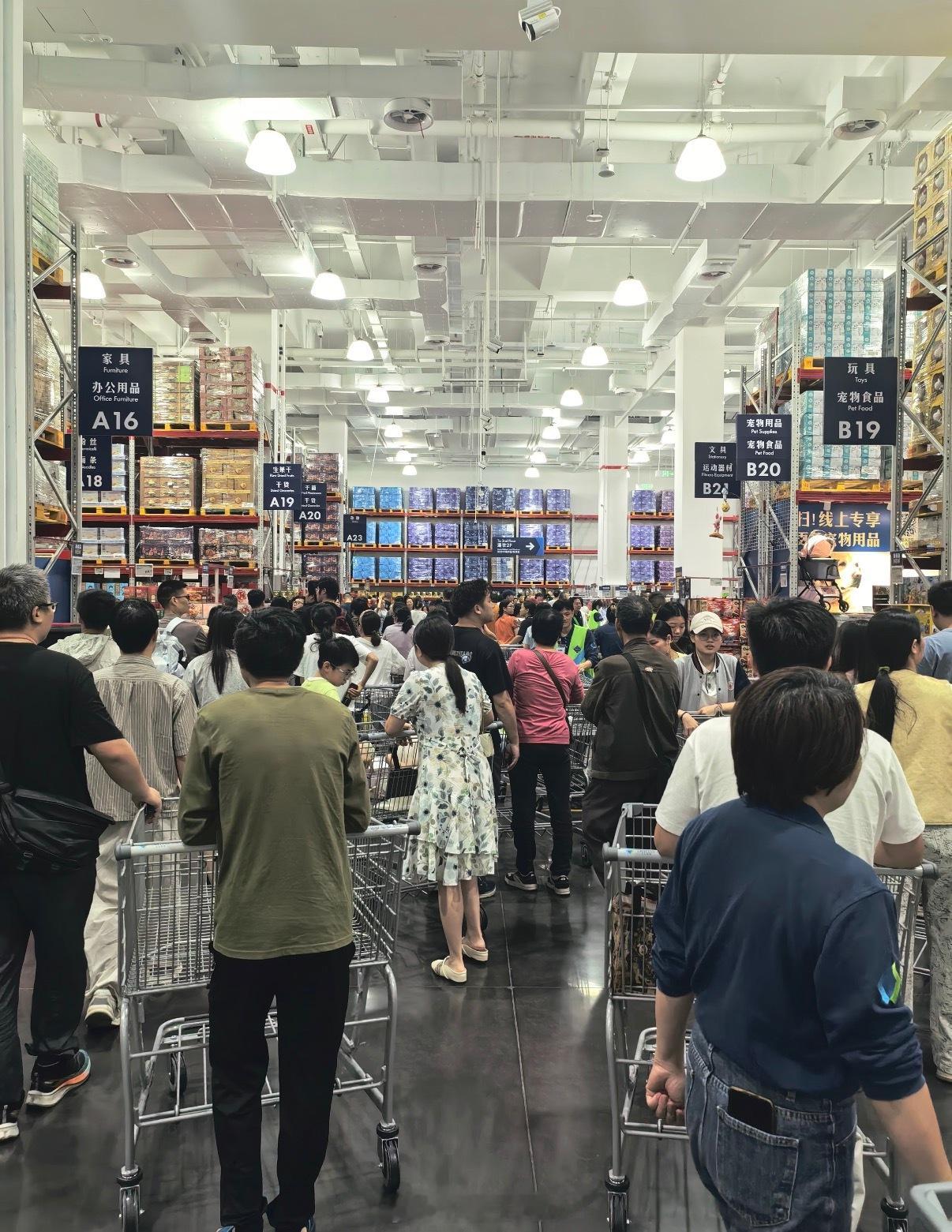 山姆回应多名顾客拿袋子装免费酱料有些人拿着便利当空子，以后可能就没有便利了上次还