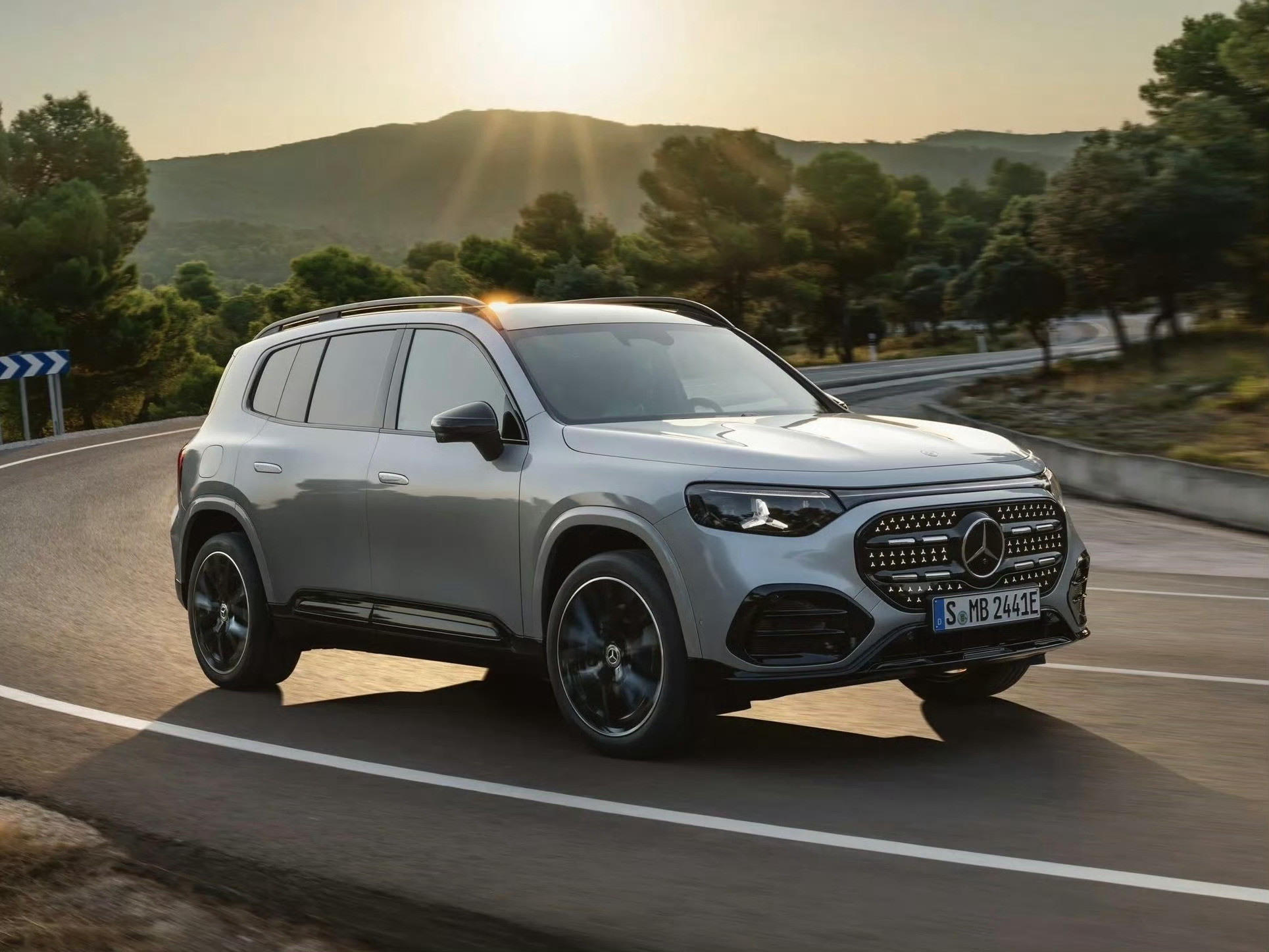 新车情报局全新奔驰GLB亮相新一代奔驰GLB基于梅赛德斯MMA平台打造，在空间