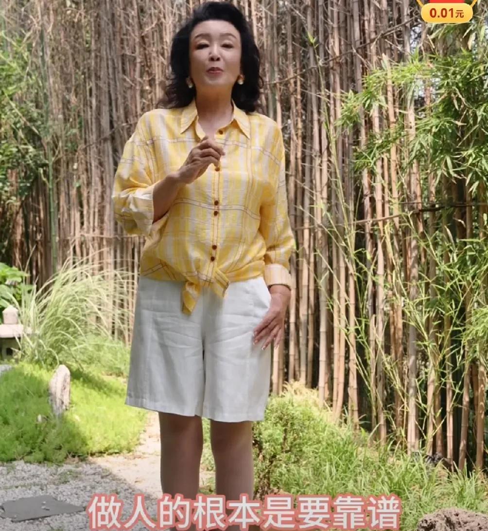 现在的汪小菲才是张兰的骄傲！张兰虽然退居幕后，但是也没闲着，她也是知道儿子汪小菲