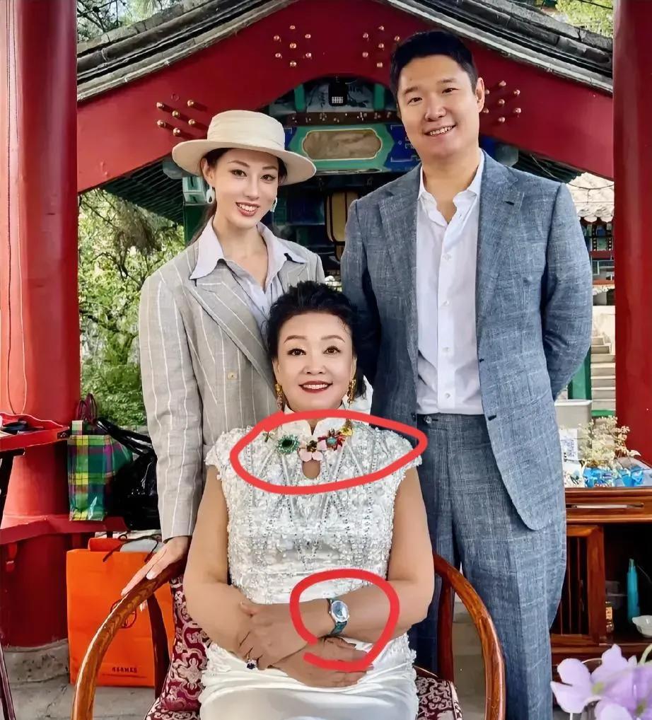 我闺蜜的一个亲戚在汪小菲妈妈家当过保姆她说，张兰本人和发祝福视频里面的她完全不