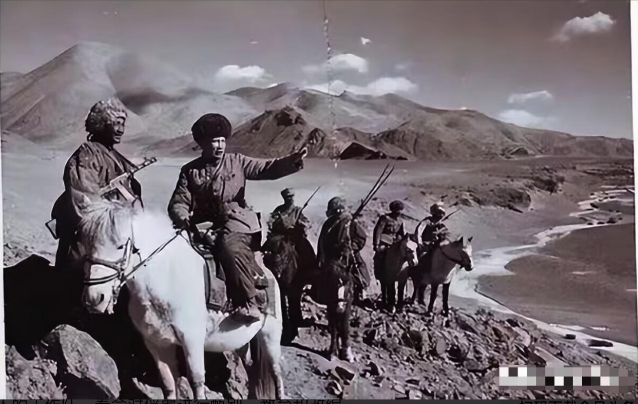 1950年，独立团横穿大漠，新兵起夜误入女兵营地撒尿，犯重罪。团长正处分时，女兵