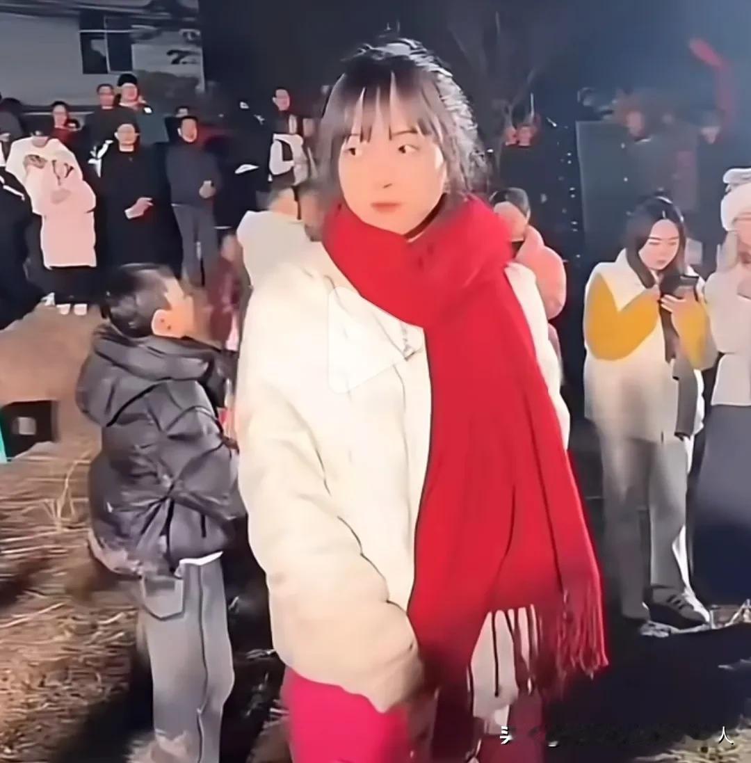 我特意问了做直播的朋友：“呆呆这事儿是剧本不？”他听完直接笑出声：“剧本？