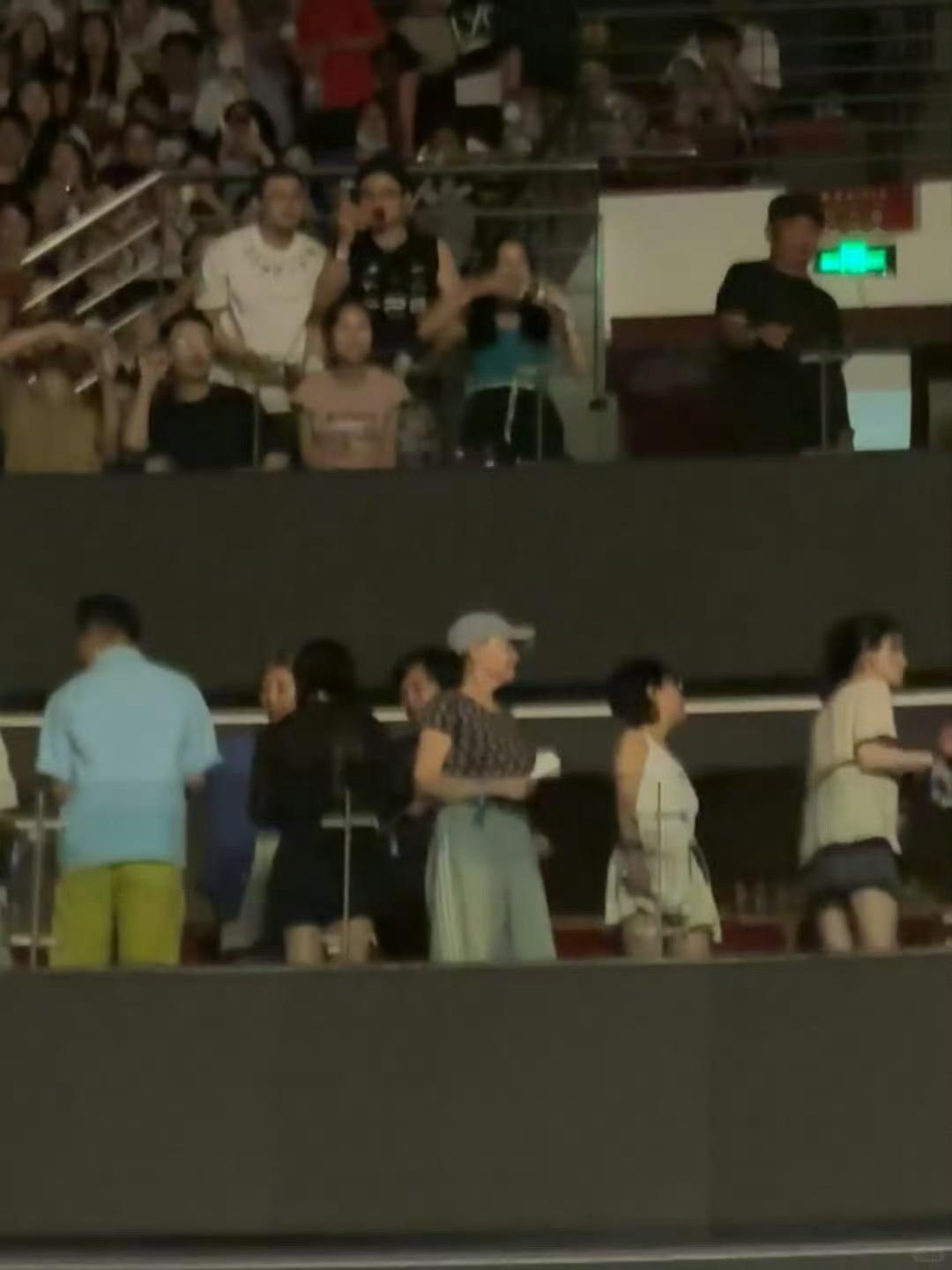 杨晓培给龚俊介绍那英姐妹团演唱会包厢花絮引发热议，杨晓培化身社交中间人，带着龚俊