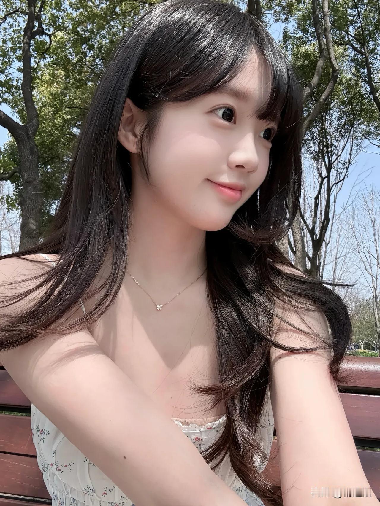 阳光下的甜美少女，微风轻拂发梢，笑容如花般绽放。