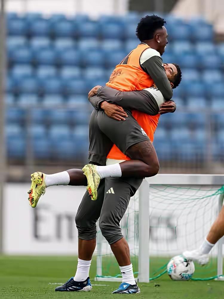 经过国家德比后，皇马球星维尼休斯道歉，在训练中和贝林厄姆拥抱在一起，非常的开心。